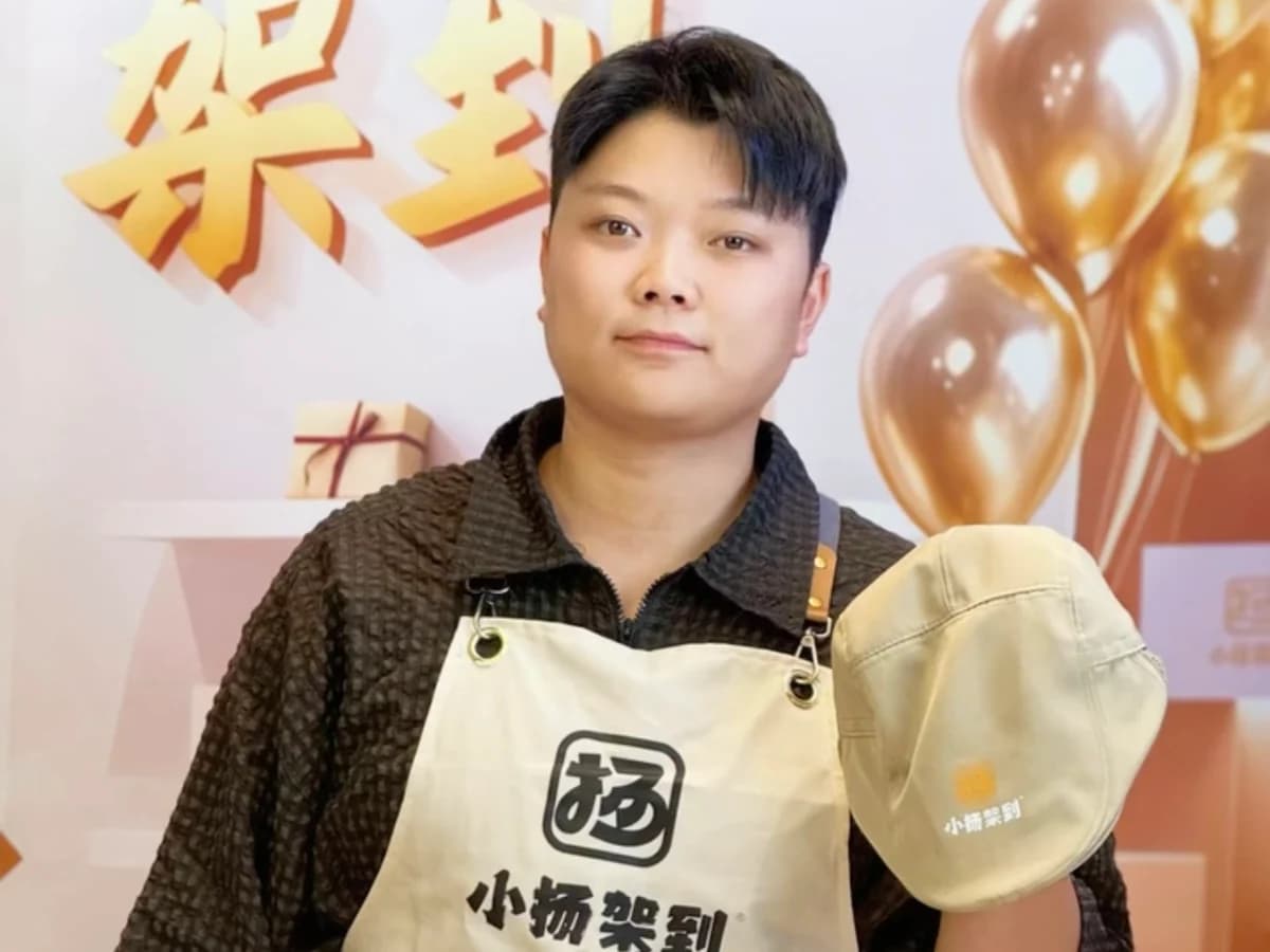 小扬扬鸡架创始人身着品牌围裙展示产品与品牌形象