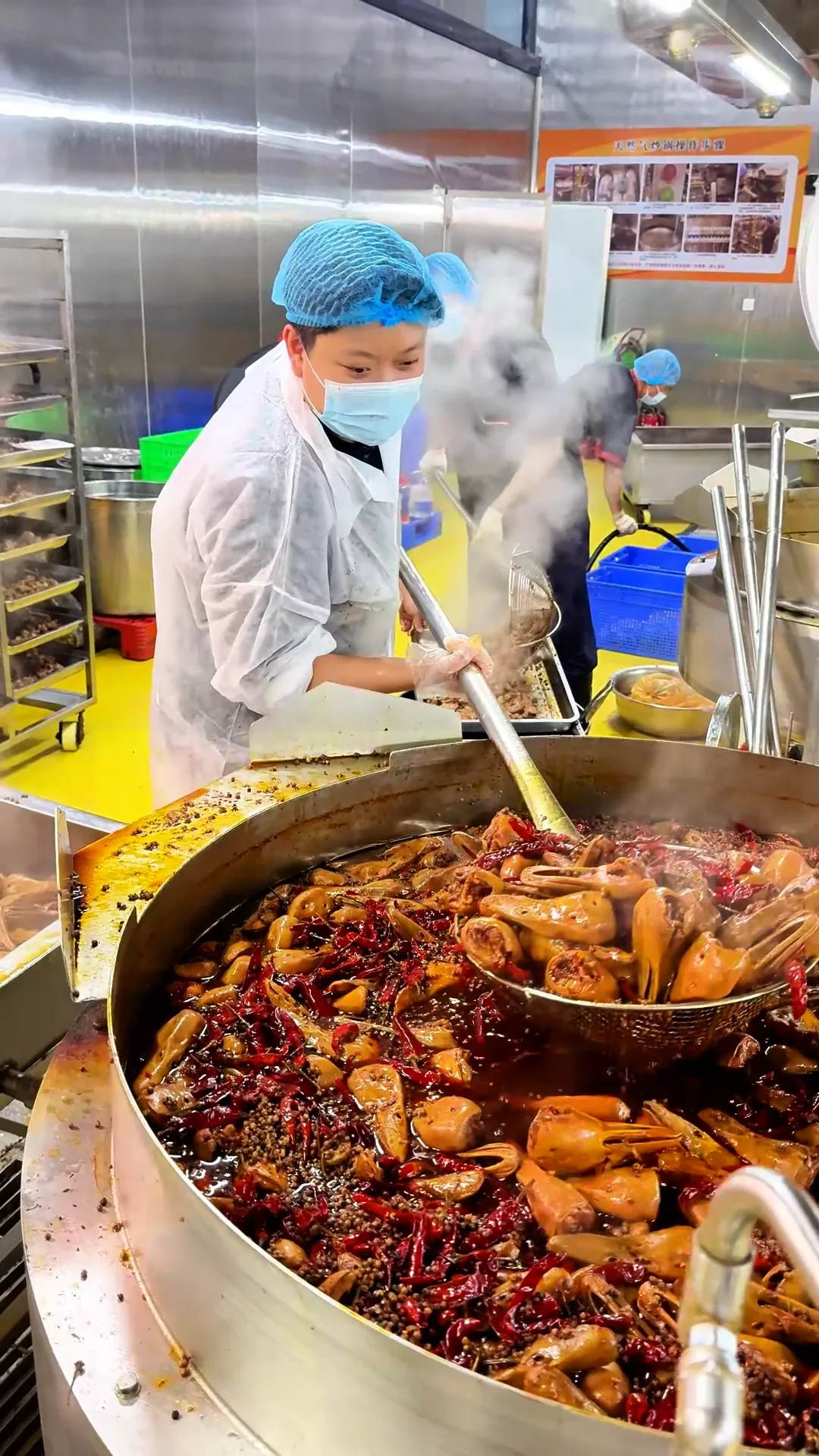 小扬扬鸡架产品在食品生产车间进行规模化加工